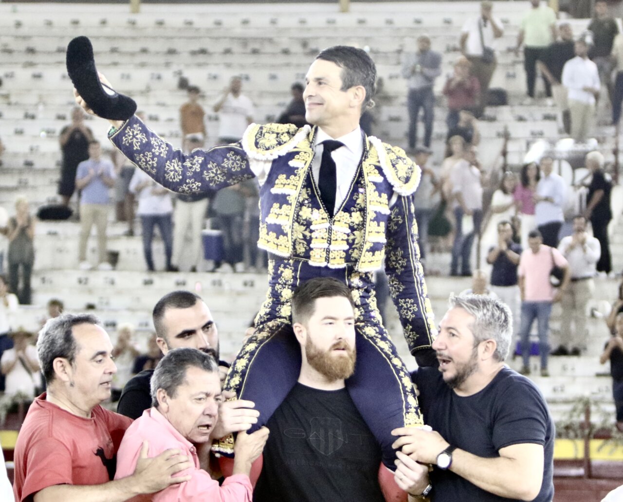 Tarde grande de Manzanares, a hombros en Murcia