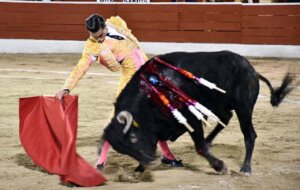 Bruno Aloi, toreando sobre la mano derecha.