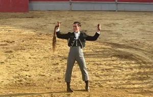 Rubén Pinar, con los máximos trofeos de su novillo. Foto: El Muletazo