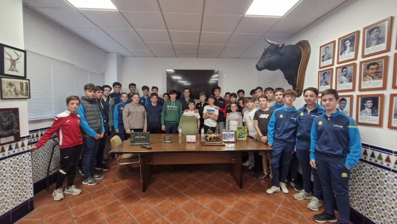 Ureña, una lección de vida y de toreo para los alumnos de la escuela de Albacete