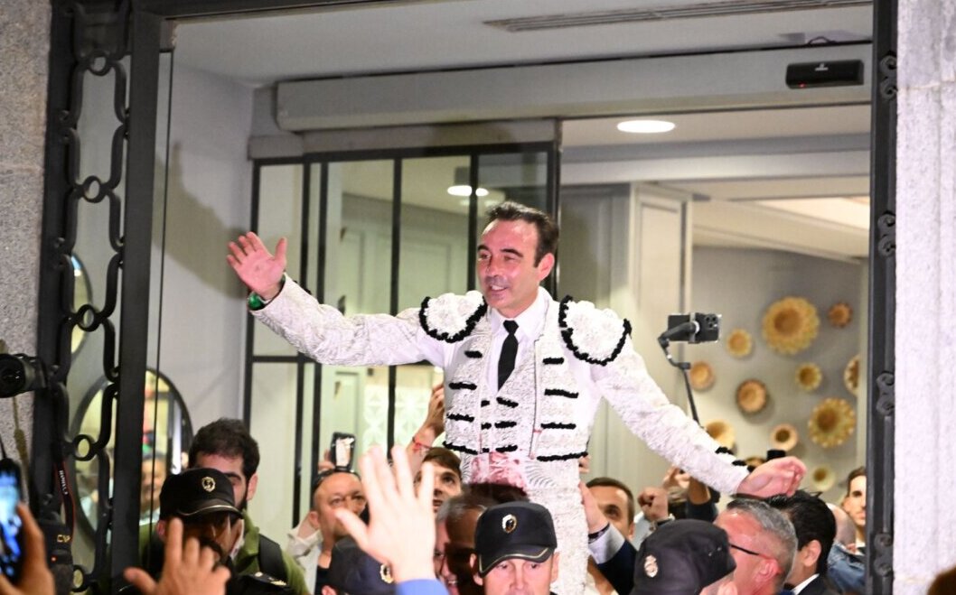 Histórica salida en hombros de Ponce por las calles de Valencia hasta el hotel