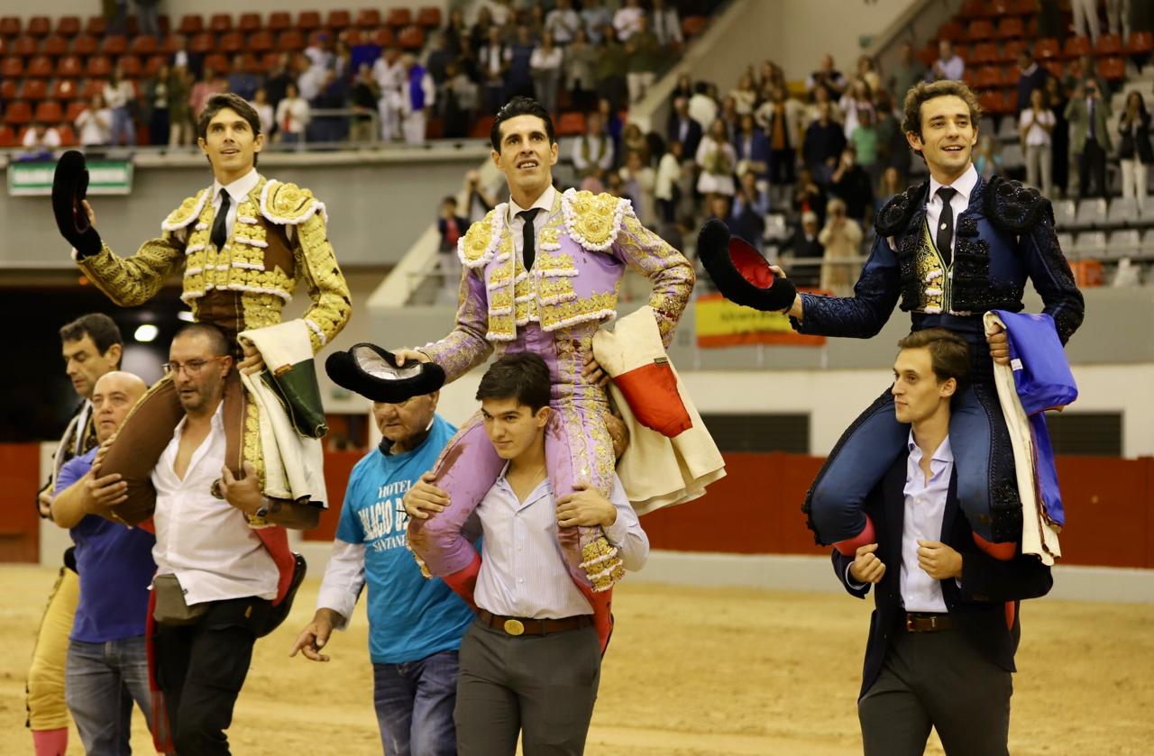 Gran imagen de Álvaro Burdiel en su alternativa en Las Rozas, a hombros con Castella y Talavante
