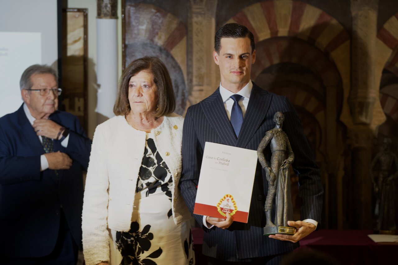 David Galván recibe el trofeo Manolete a la mejor faena de San Isidro 2024