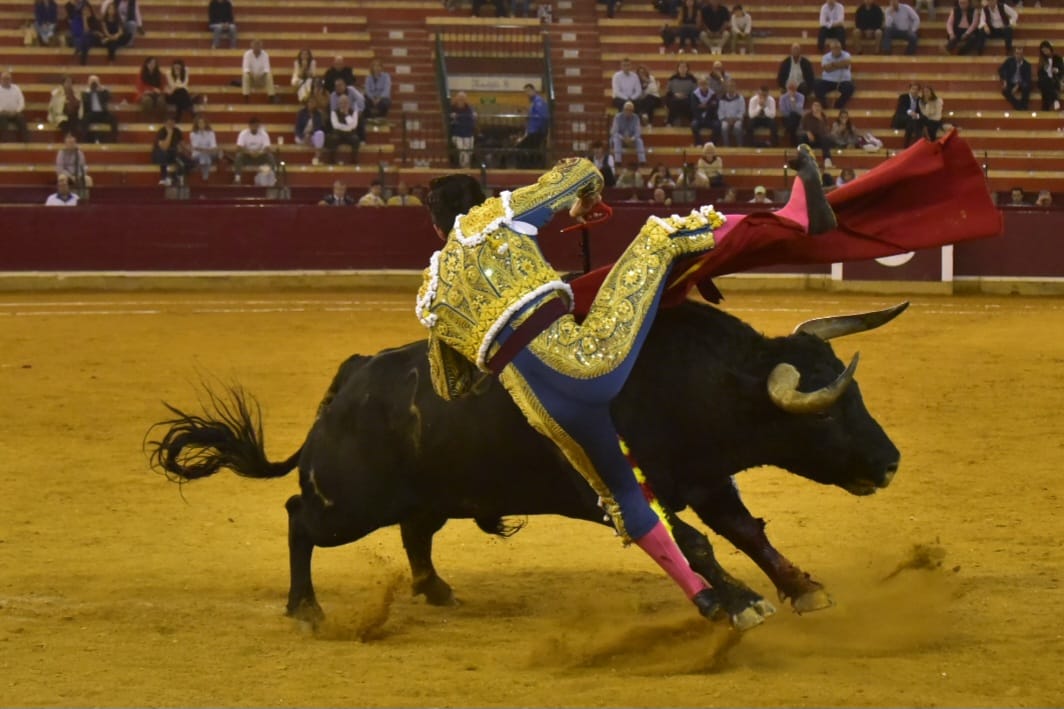 Aparatosa voltereta a David Galván al entrar a matar al sexto