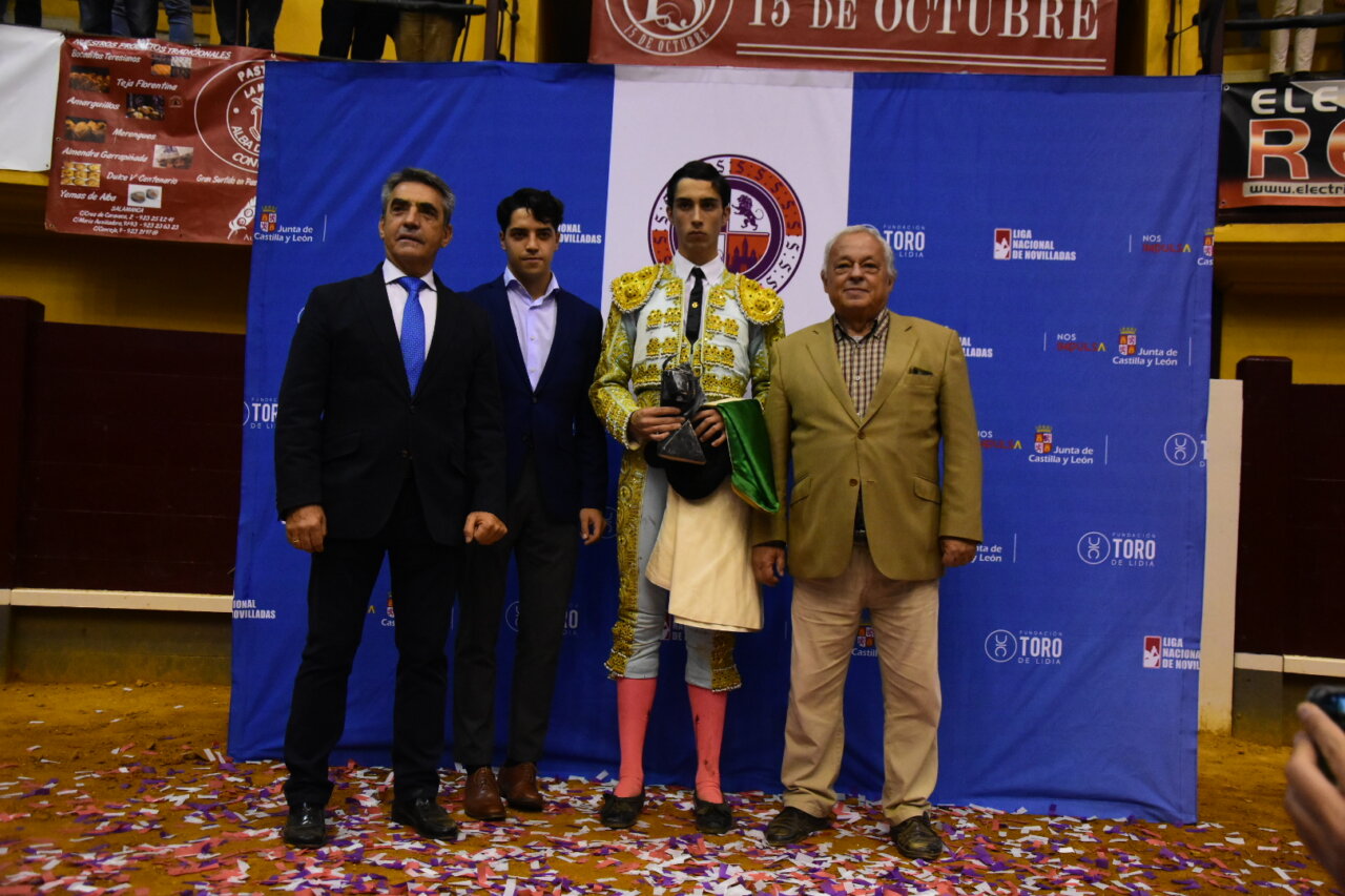 La Santa (Teresa) bendice a El Mene