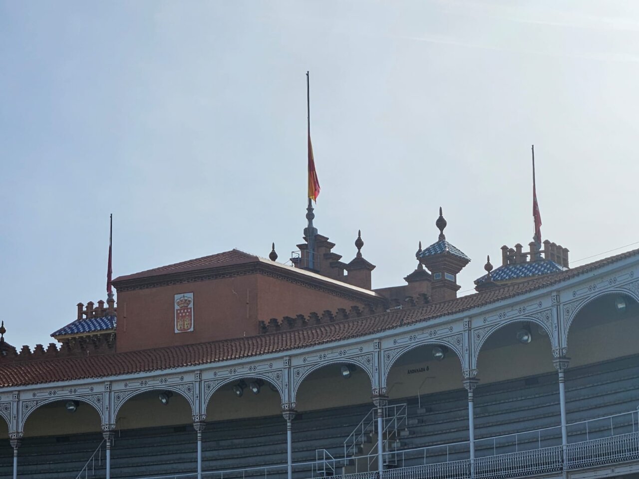 Las Ventas se suma al luto nacional: banderas a media asta