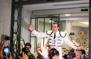 La salida a hombros fue apoteósica. La afición llevó en volandas hasta el hotel a Enrique Ponce.