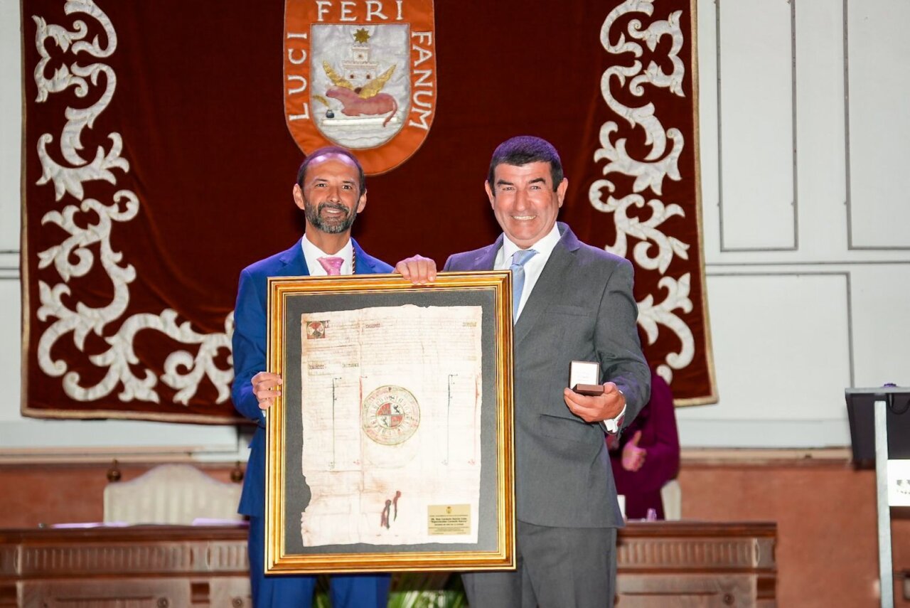 Carmelo García recibe la insignia de oro de Sanlúcar de Barrameda