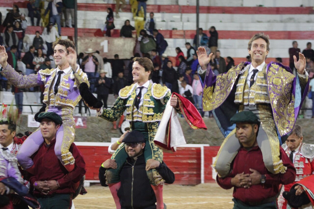 Alfonso Simpson, Lama de Góngora y Víctor Hernández, triple puerta grande en Cajabamba