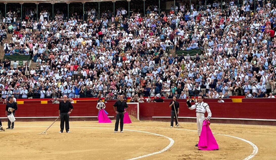 Francisco canta el himno valenciano en un emotivo inicio con honores a Ponce
