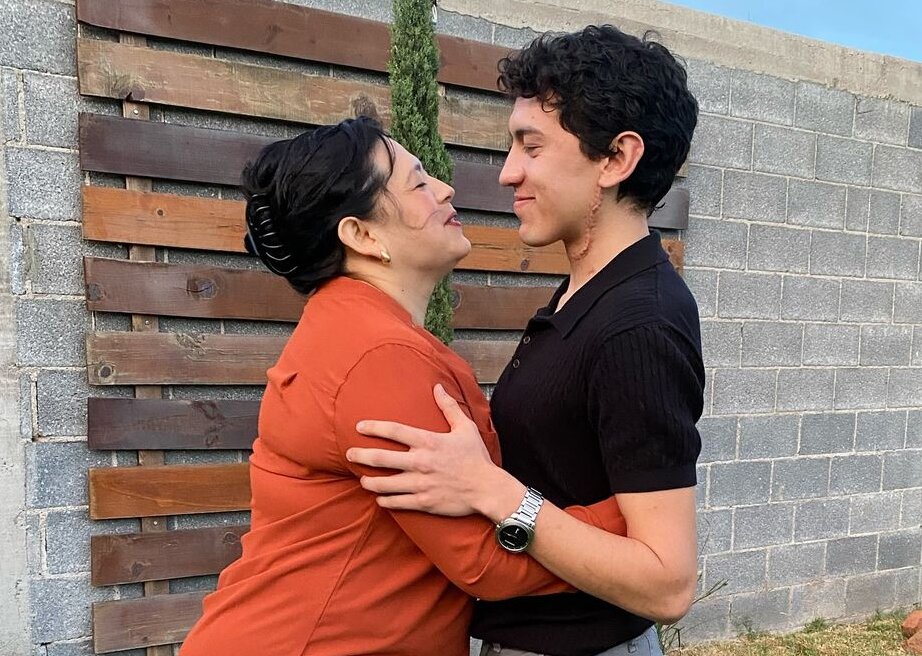 El emotivo reencuentro entre César Pacheco y su madre tras una de las cornadas más graves del año