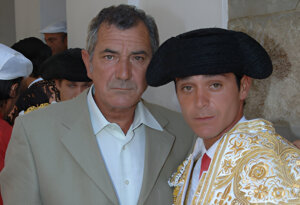 José Ortega, junto a su hijo, también matador de toros. Foto: Joaquín Bueno