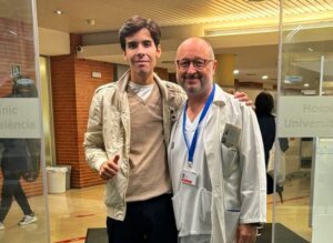 Alberto Donaire y el cirujano Luis Sabater, a la salida del Hospital Clínico de Valencia.
