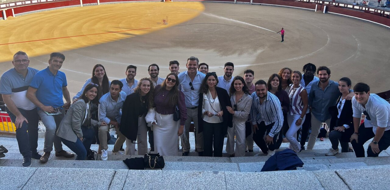 Alumnos de la Facultad de Veterinaria de Valencia asisten a los toros en Madrid