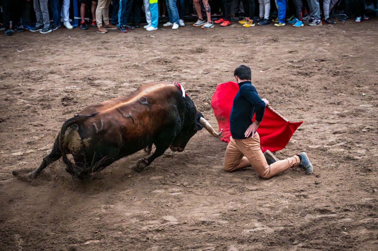Los capas inundan Onda: el romanticismo de jugarse la vida a cambio de nada