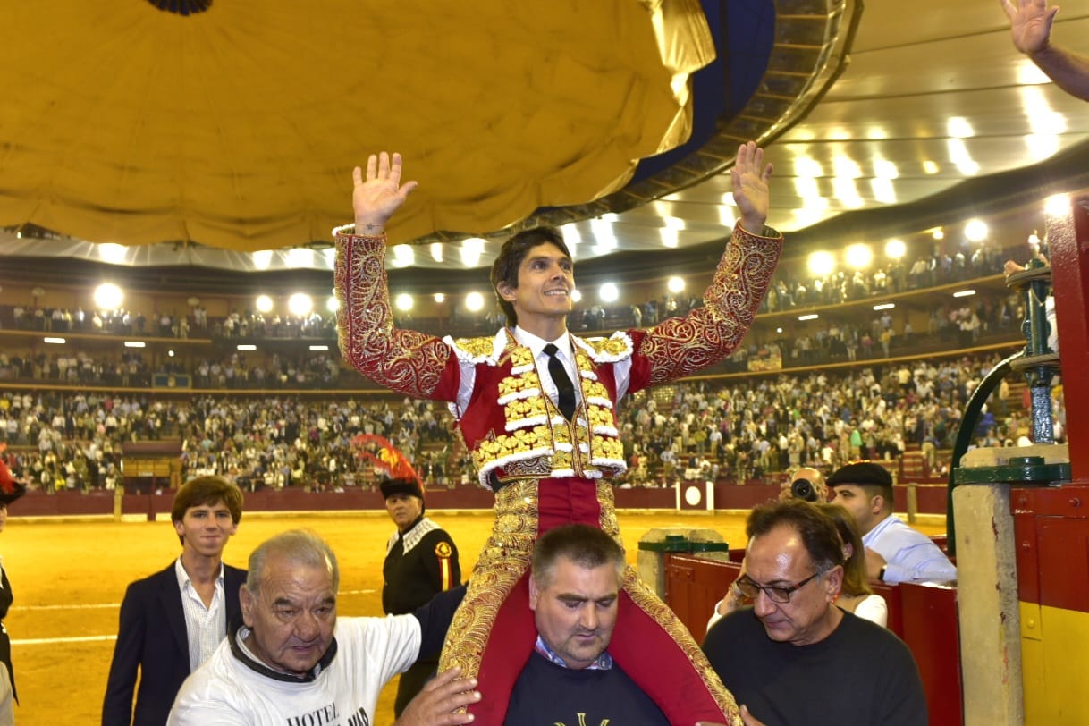 Castella manda en Zaragoza y sale a hombros en la tercera de feria