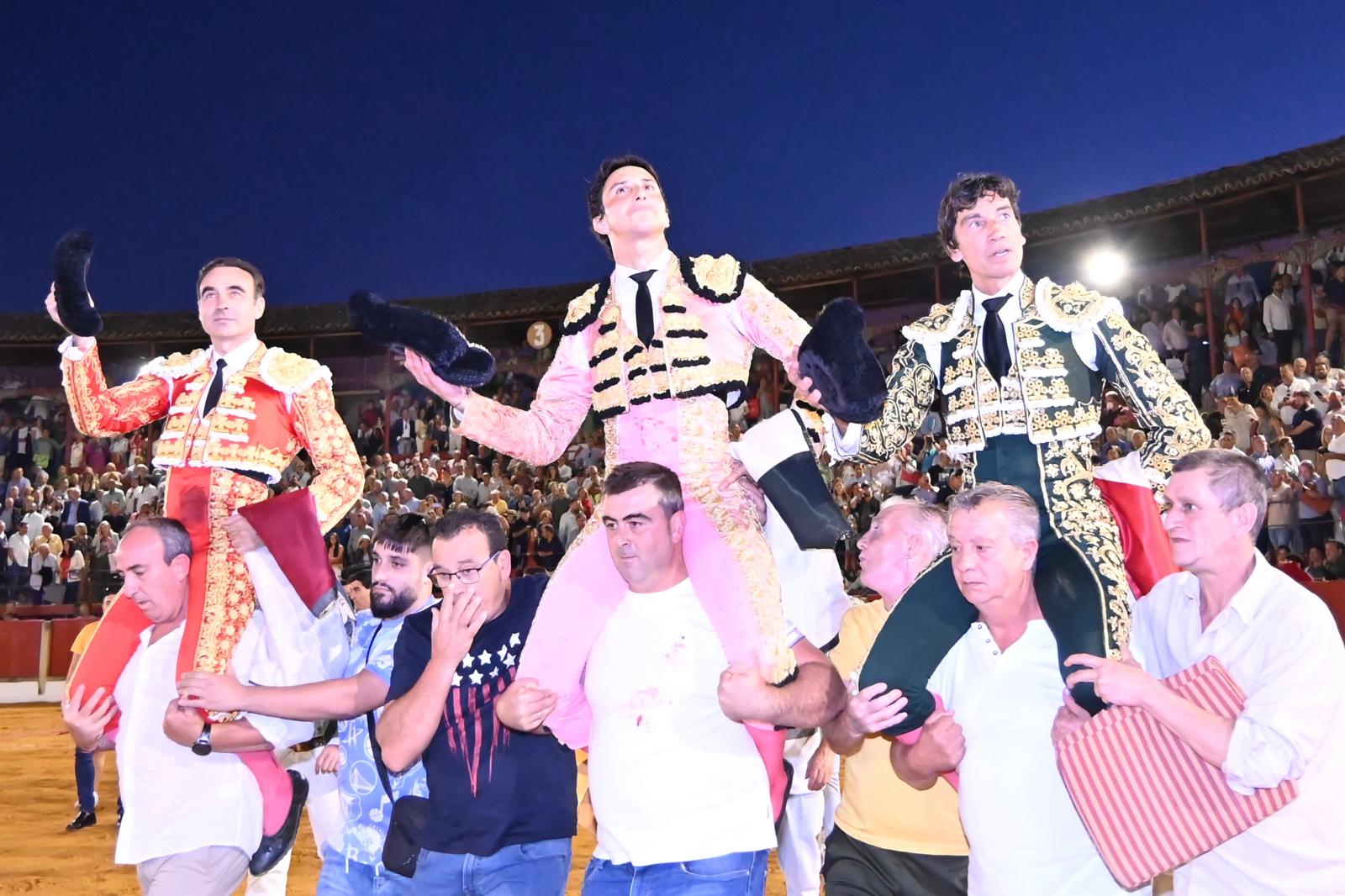 Gran adiós de Ponce a Úbeda, a hombros con la torería de Curro Díaz y la garra de Roca Rey