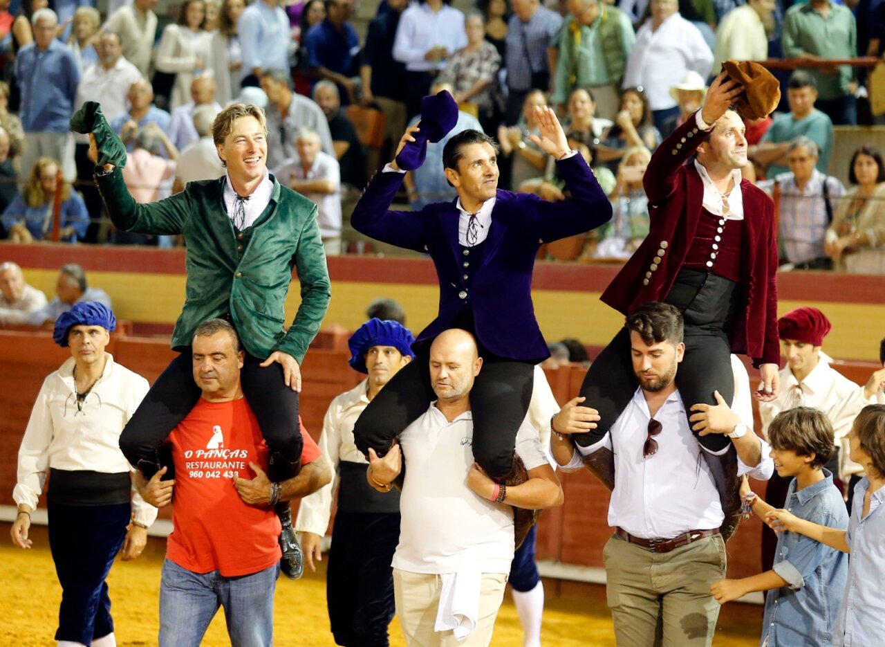 Andrés Romero, que corta un rabo, a hombros con Ventura y Rui Fernandes en Palos de la Frontera