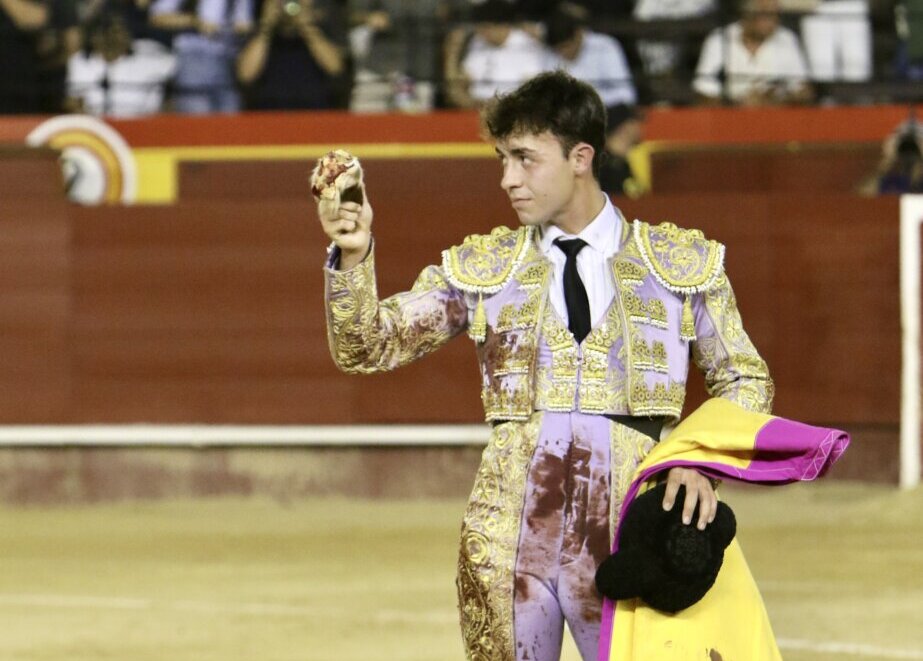 La raza en Valencia la pusieron Bastos, Chicharro y un Donaire herido