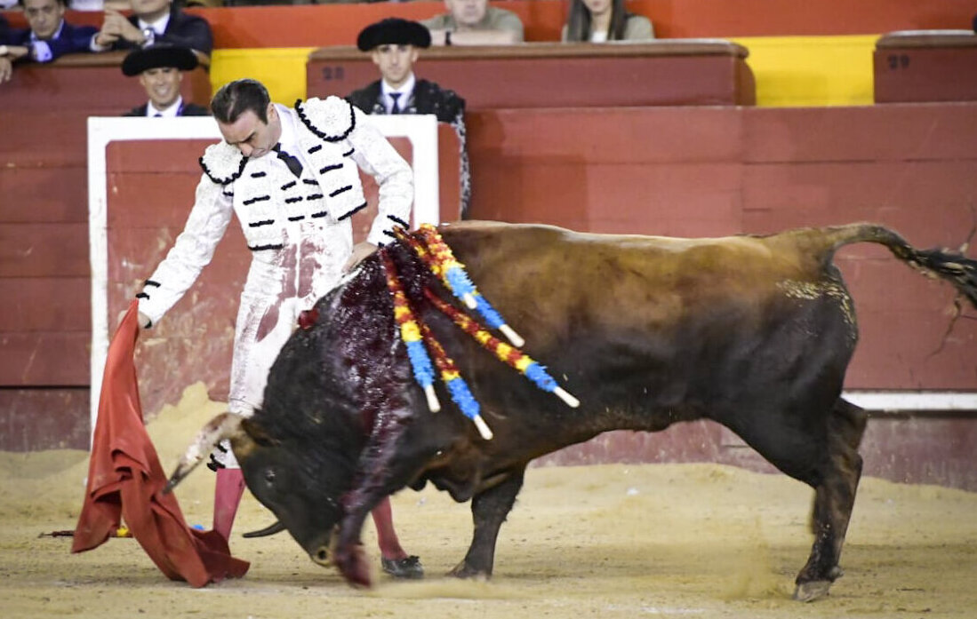 Transgresión, gloria y toreo caro en la despedida de Ponce