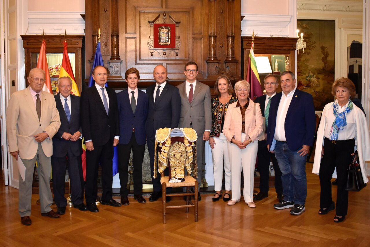 Borja Jiménez recoge el traje "Rioja y Oro" como triunfador del pasado San Isidro
