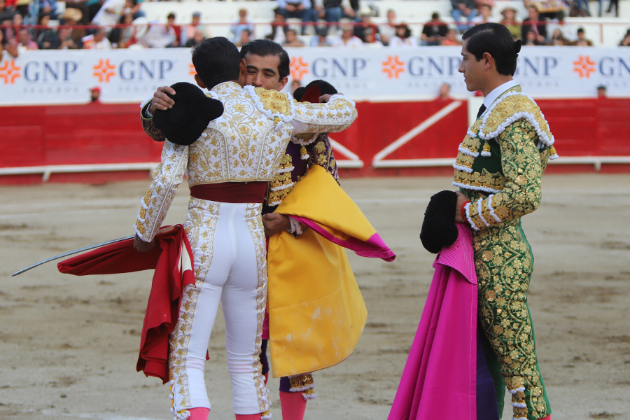 Alternativa de Alejandro Adame en León, de manos de sus hermanos Joselito y Luis David. I EMILIO MÉNDEZ 