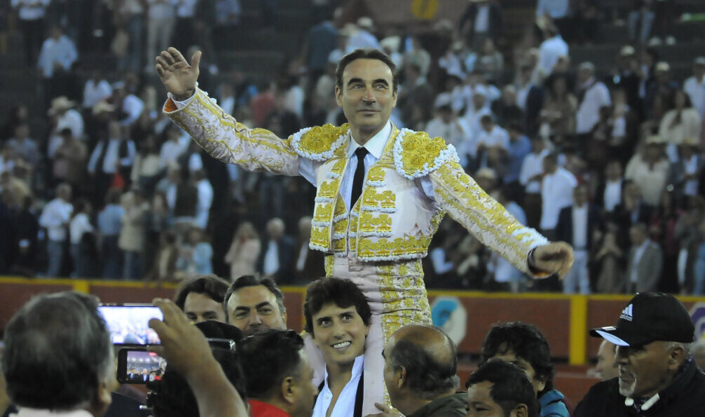 Roca Rey sacó a hombros a Enrique Ponce: "Mi tierra, mi plaza, mi padrino, su despedida"