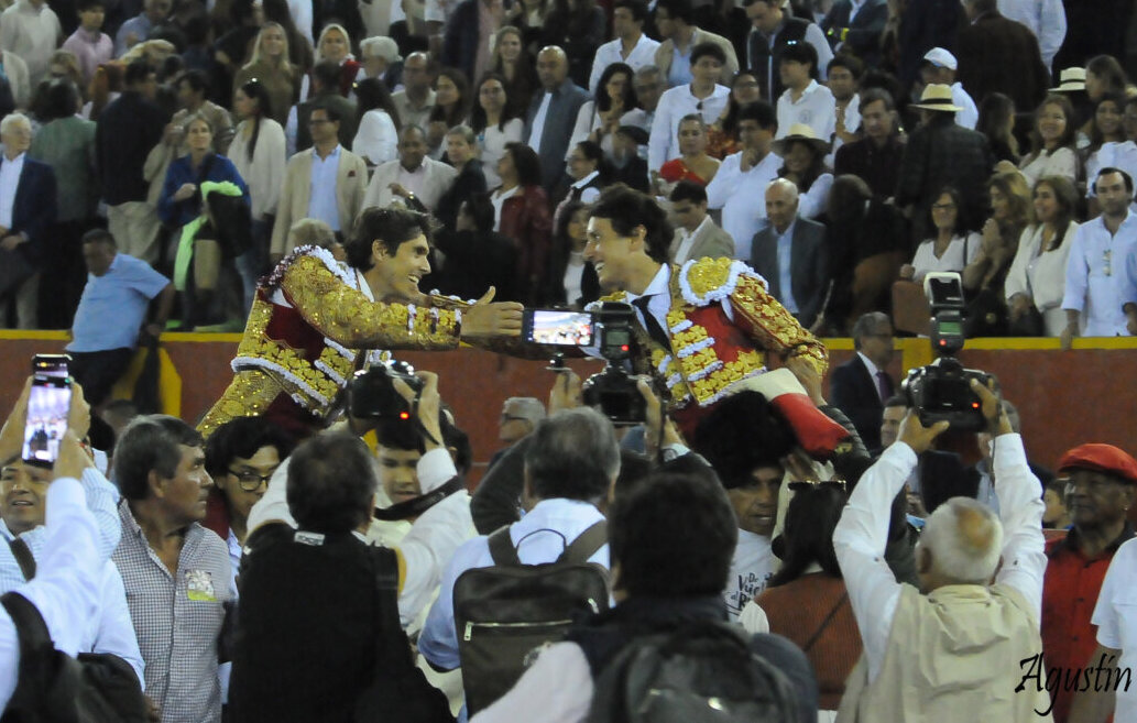 Castella, dos orejas y Escapulario de Oro, a hombros con Roca Rey en Lima