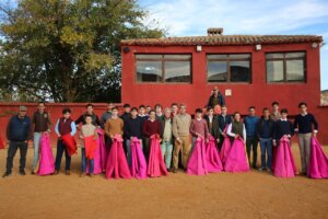 El ganadero Daniel Ruiz, junto a alumnos y profesores en una foto de familia. Foto: Julio César Sánchez