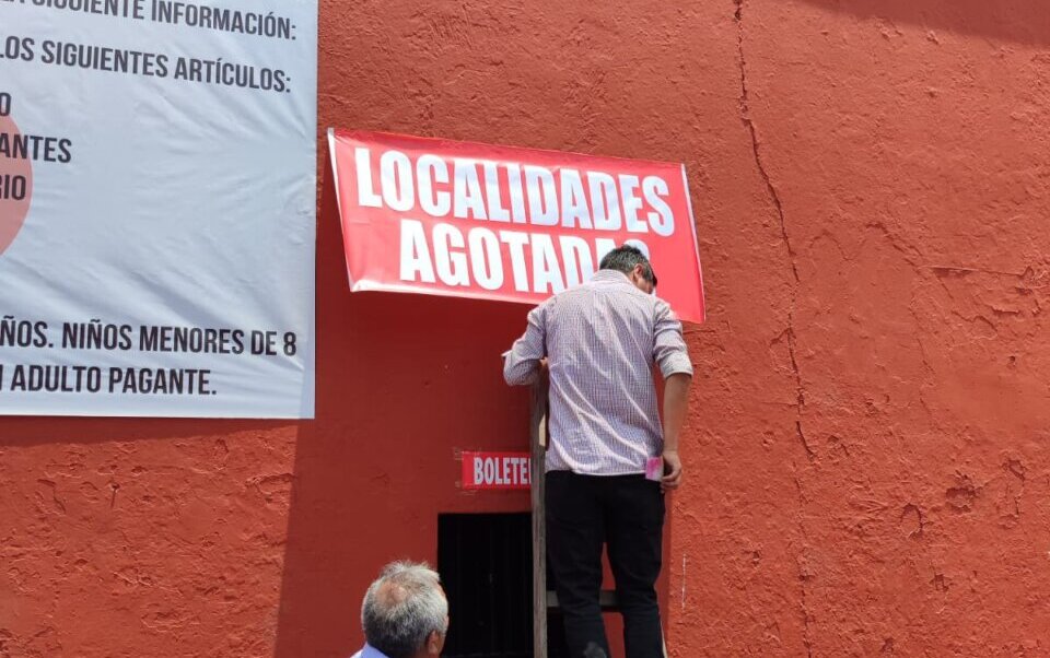 Acho cuelga el "No hay billetes" ocho años después