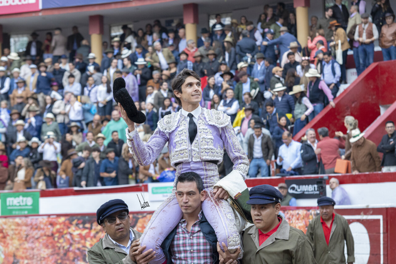Rotundo triunfo de Castella, a hombros en la primera de Latacunga