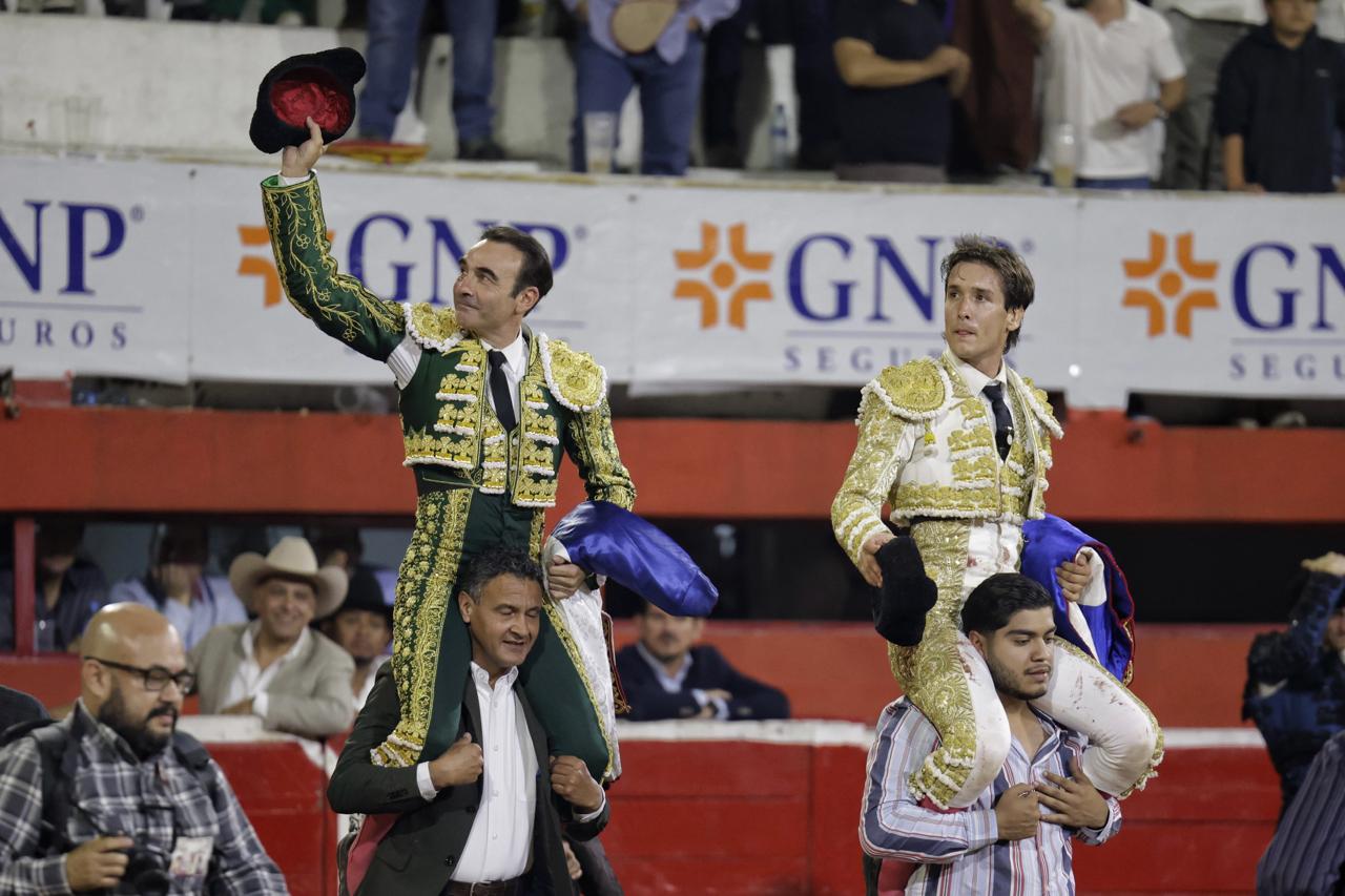 Enrique Ponce sigue su racha mexicana, a hombros con Gilio en Monterrey