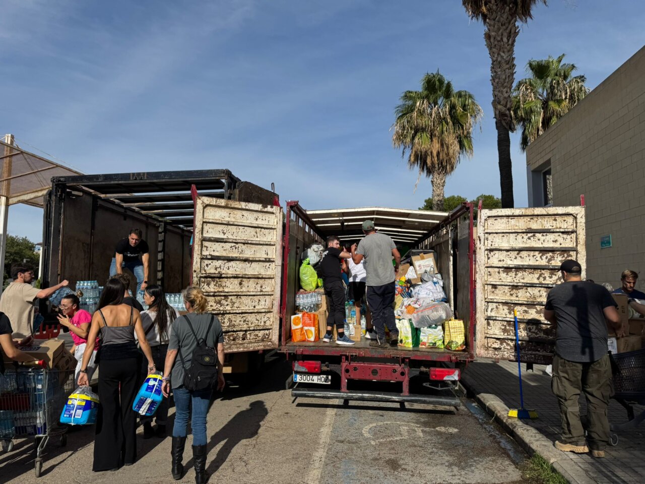Los ganaderos valencianos prestan sus camiones para llevar comida y agua a las localidades afectadas por la DANA