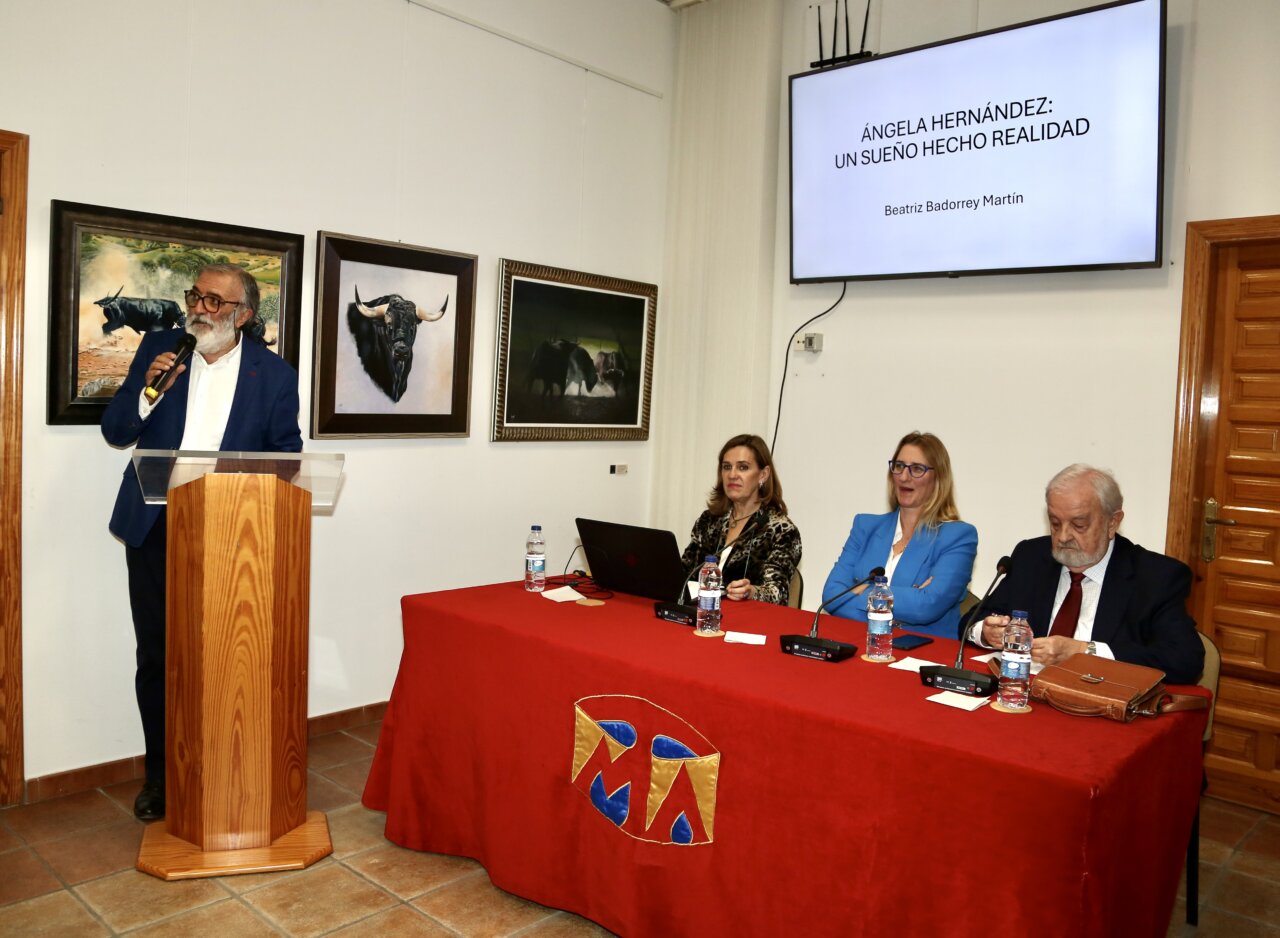 La torera Ángela recibe un reconocimiento a su lucha como pionera de la igualdad