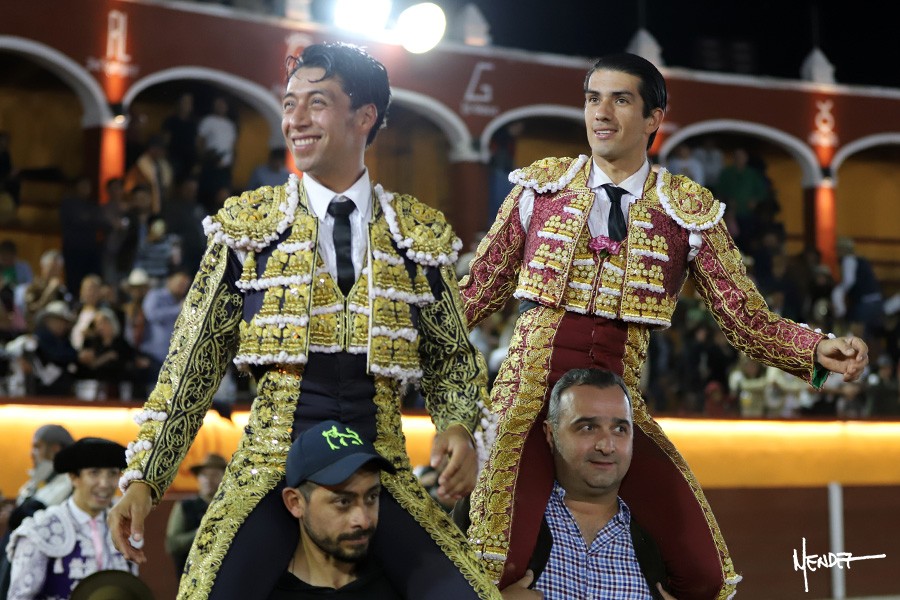 Calita y Flores, clamor y triunfo en la cuarta corrida de feria en Tlaxcala