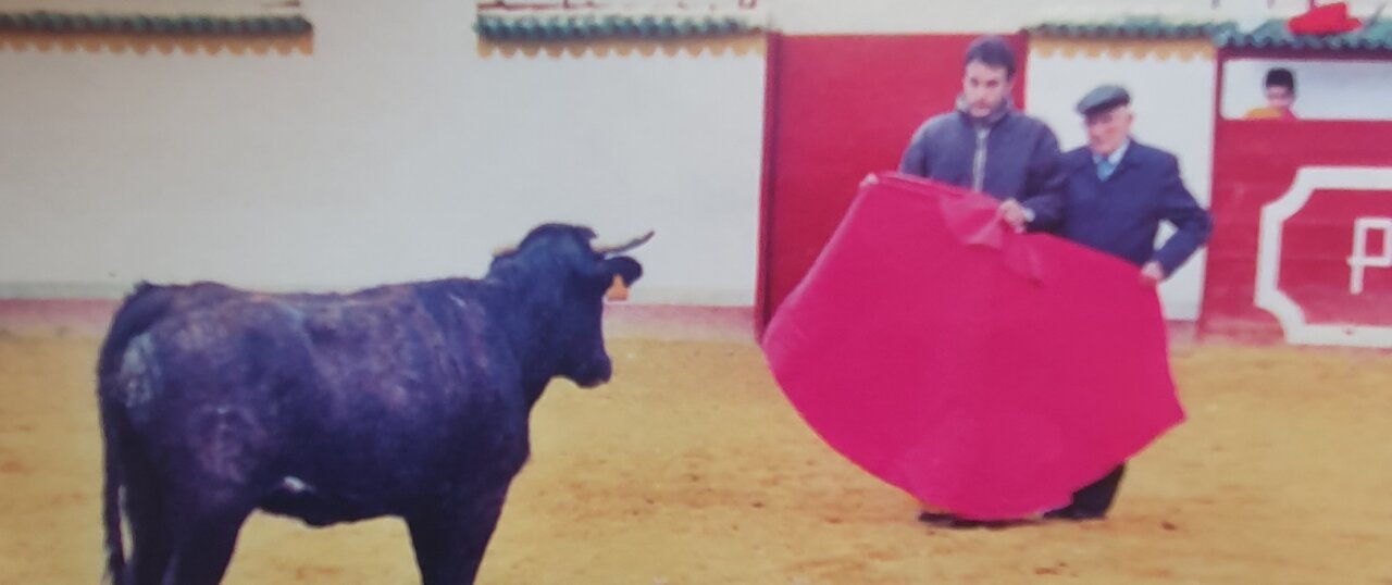Leandro, abuelo de Ponce, a sus 92 años torea al alimón con su nieto