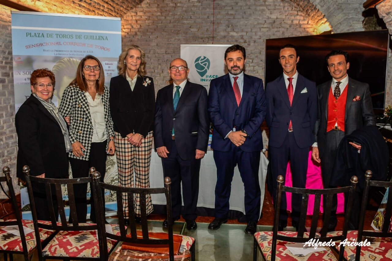 La infanta doña Elena amadrina la corrida benéfica de Ruiz Muñoz en Guillena 