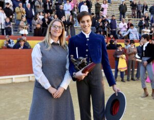 Mari Carmen de España, concejala de la plaza de toros, junto al triunfador Rodrigo Villalón. Foto: Antonio Vigueras