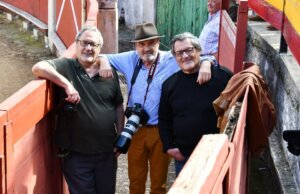 Carlos Alarcón, arropado por los hermanos Mateo.