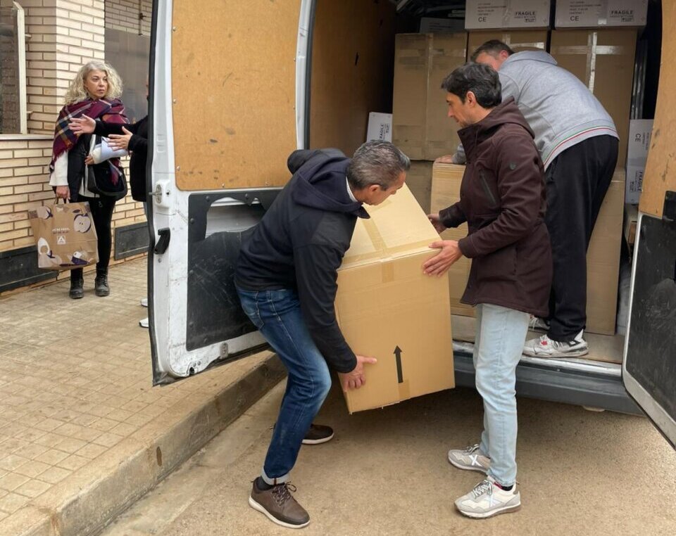 La Escuela Comarcal Taurina de Ubrique entrega treinta cuartos de baño a los afectados por la DANA en Sedaví