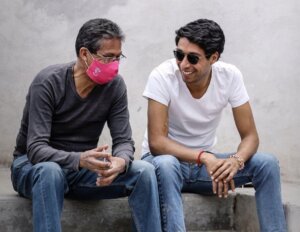 El matador de toros Sergio Flores, junto a su padre.