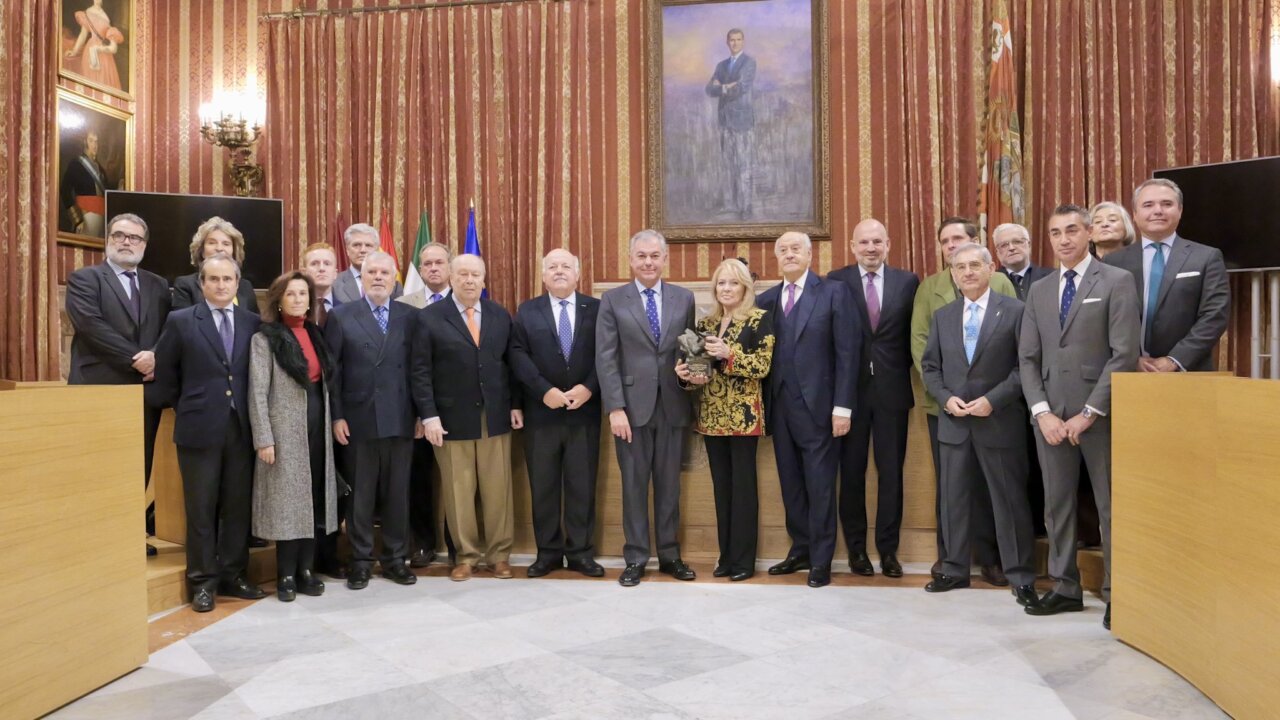 El Ayuntamiento de Sevilla entrega su IX Premio Taurino a Paco Camino