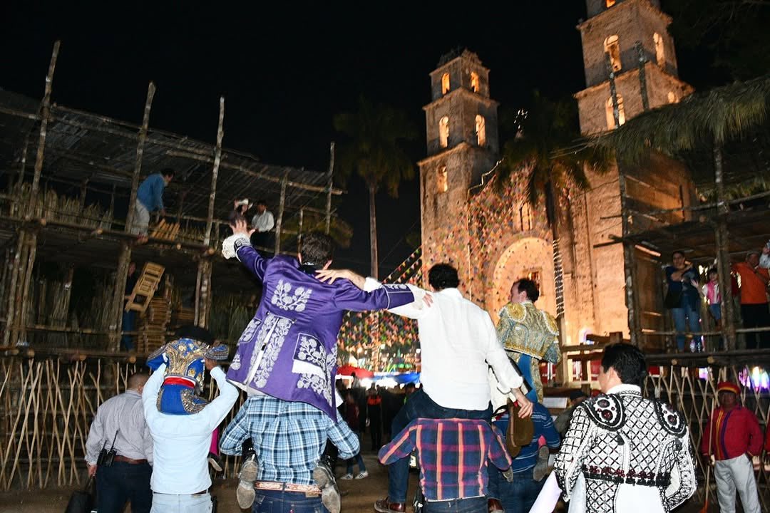 Román, tres orejas, sale a hombros en Espita