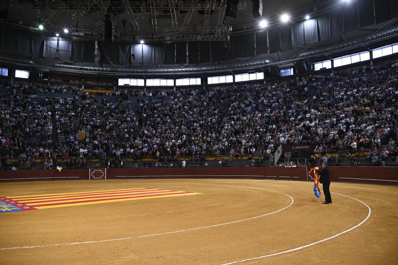 Valencia, muy presente en un conmovedor inicio en Vistalegre