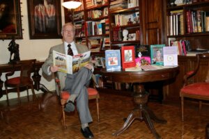 Del Arco, con un ejemplar de la revista Aplausos. Foto: Archivo Aplausos.