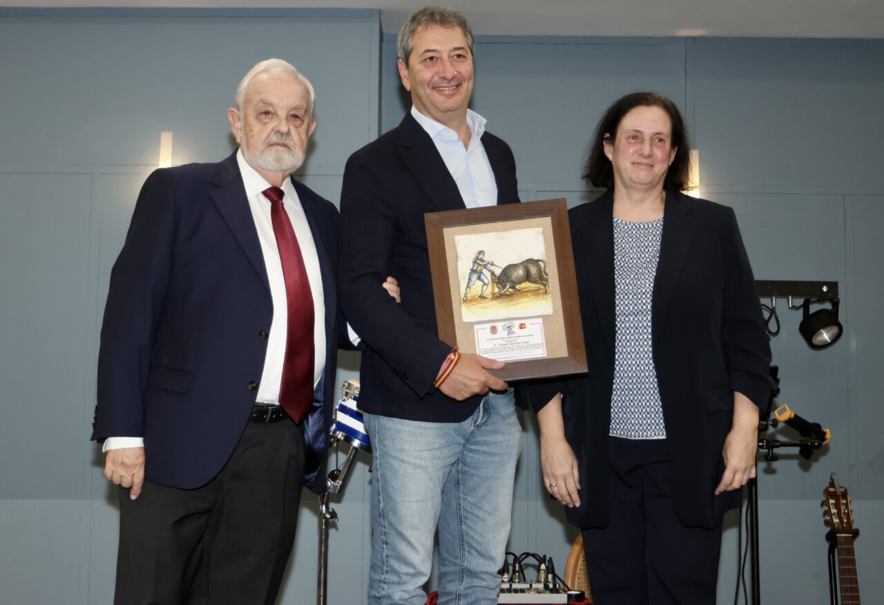 Vicente Barrera, reconocido en Alicante por la Tertulia Taurina Amigos de Nimes