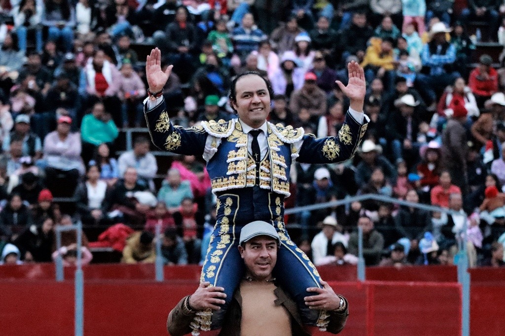 José Luis Angelino indulta en Santo Tomás Hueyotlipan