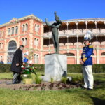 Tradicional ofrenda floral en recuerdo a Julio Robles I MENACHO