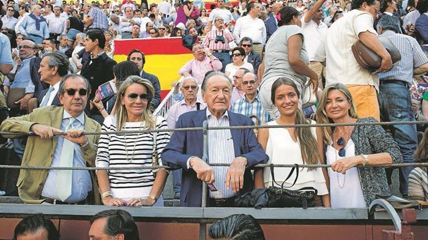Fernando Peña, rodeado de sus hijas y nieta