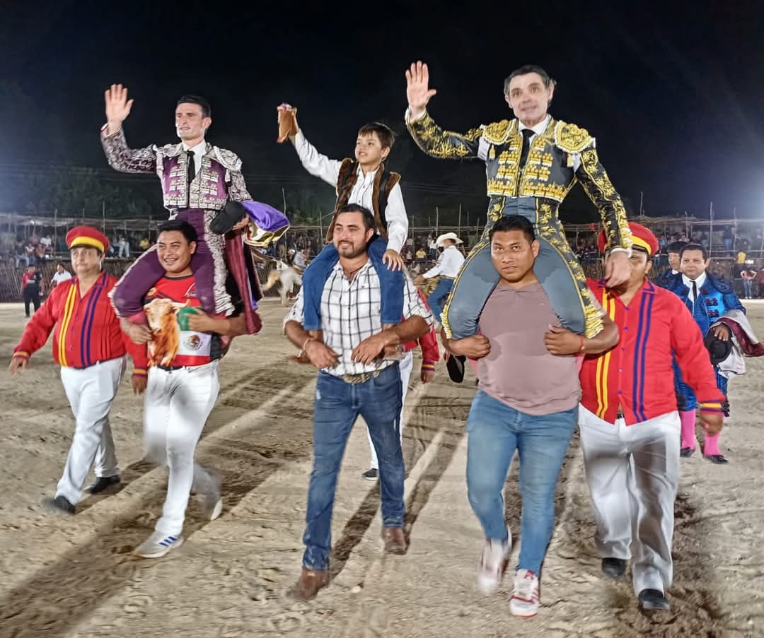 Sánchez Vara, triunfal debut en México, a hombros con El Galo en Poc Boc